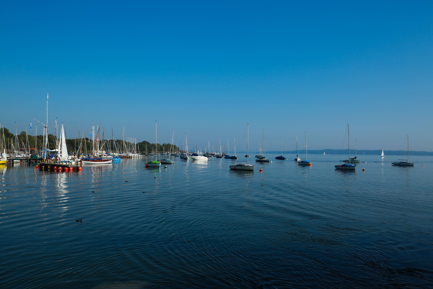 DAS STEUER SELBST IN DIE HAND NEHMEN – BOOTE MIETEN AM AMMERSEE