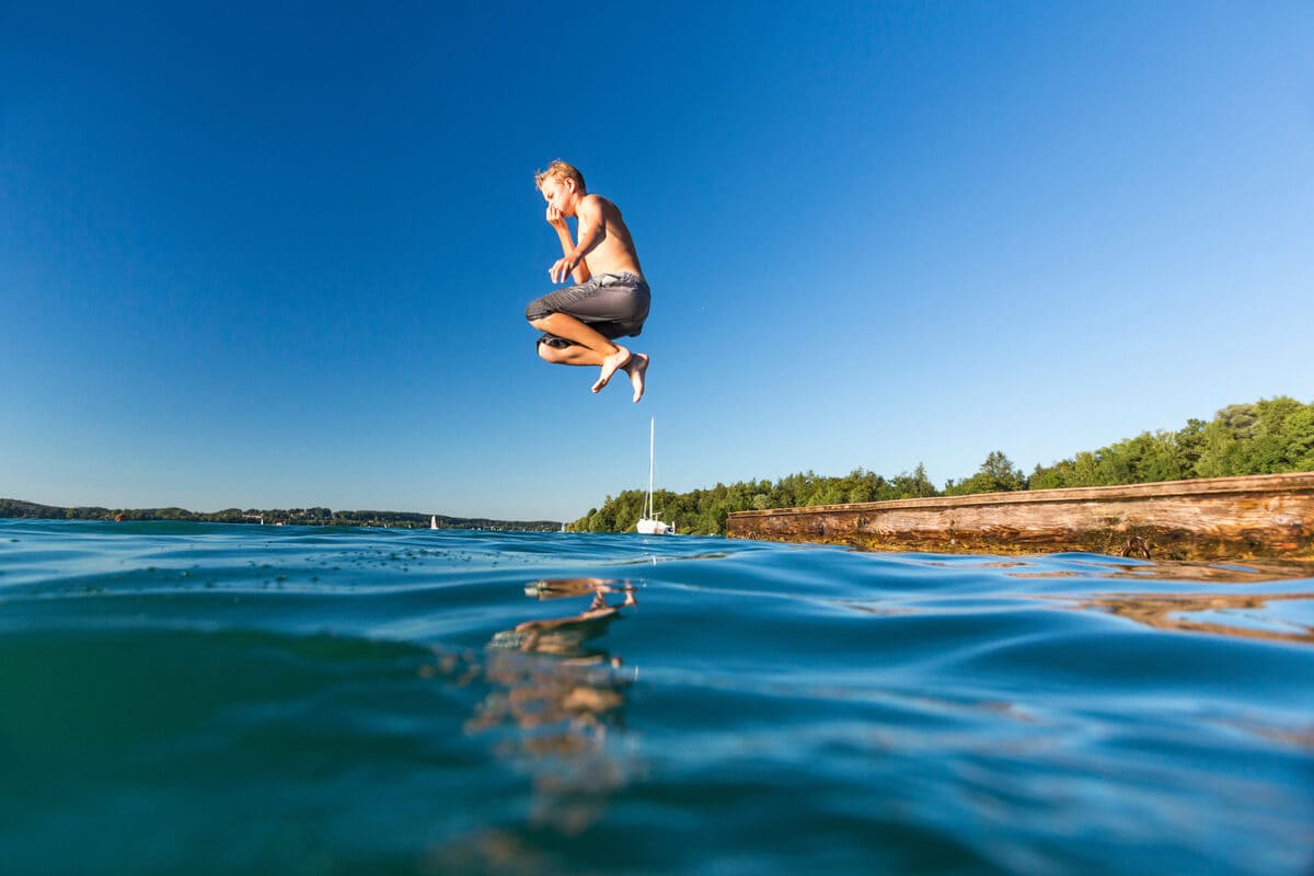 Junge springt in Ammersee