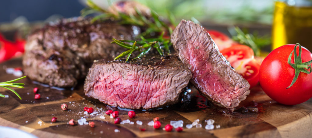 Steak auf Holzbrett