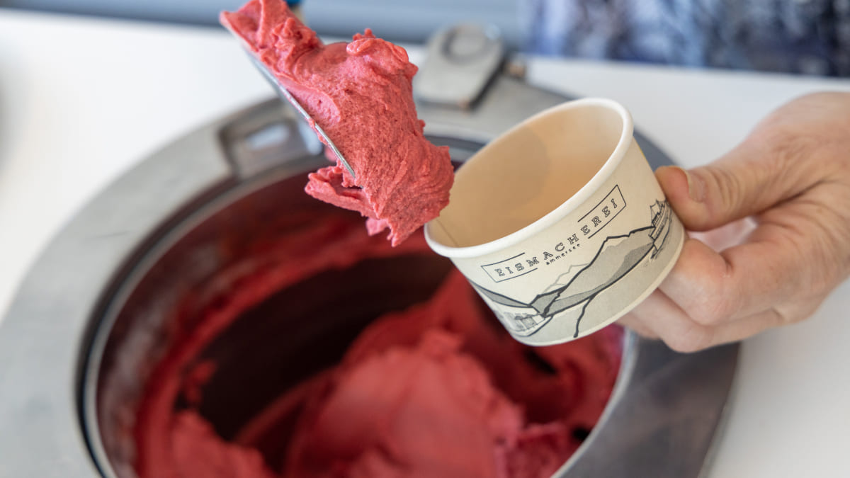 Gekühlter Bottich mit Himbeereis