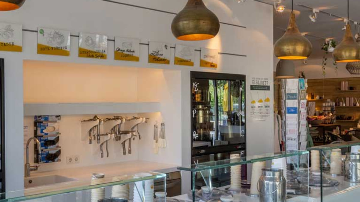 Die Eistheke der Eismacherei