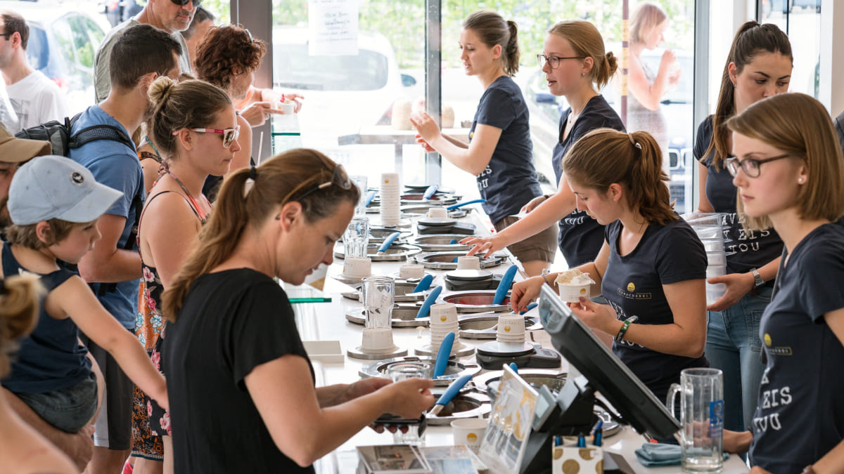 Kunden und Fischer Mitarbeiter an der Eistheke