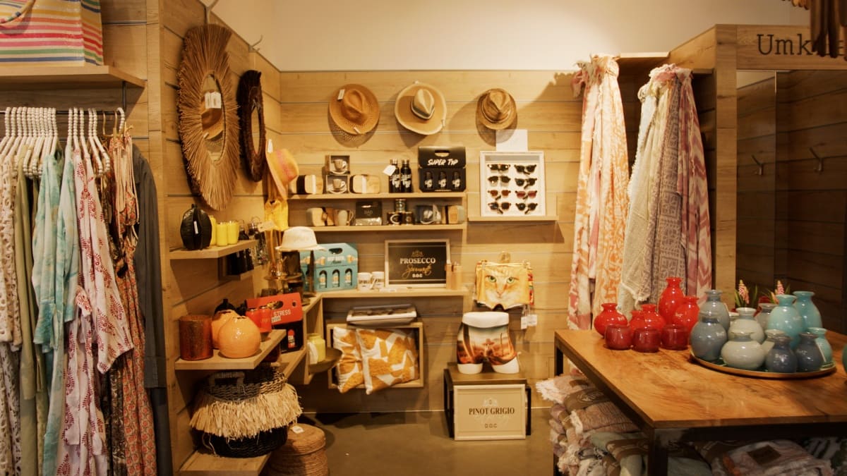 Auswahl an Kleidung und Accessoires in der Manufaktur