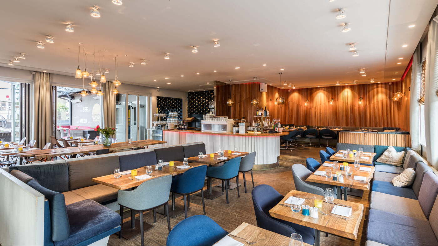 Innenbereich Restaurant Fischer mit Sitzbereich und Bar