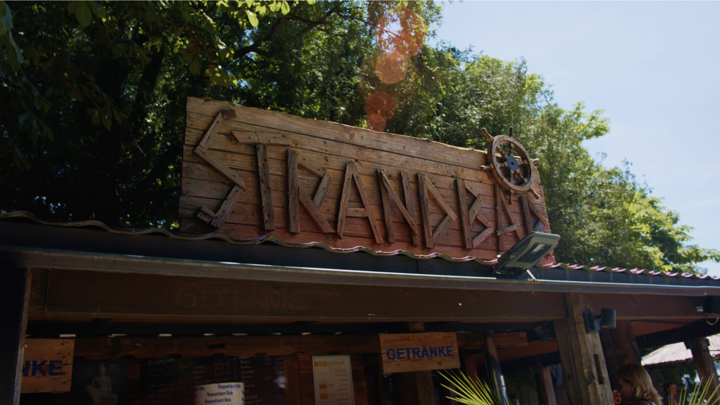 Holzschild beschriftet der Fischer Strandbar
