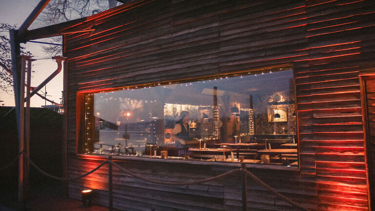 Blick von außen durch das Fenster der Winterlounge