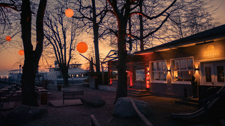 Fischer Winterlounge von außen mit Anlegestelle im Hintergrund