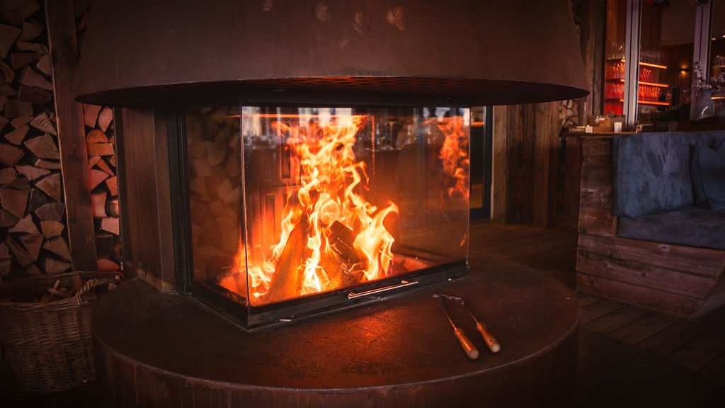 Flackernder Kamin in der Winterlounge