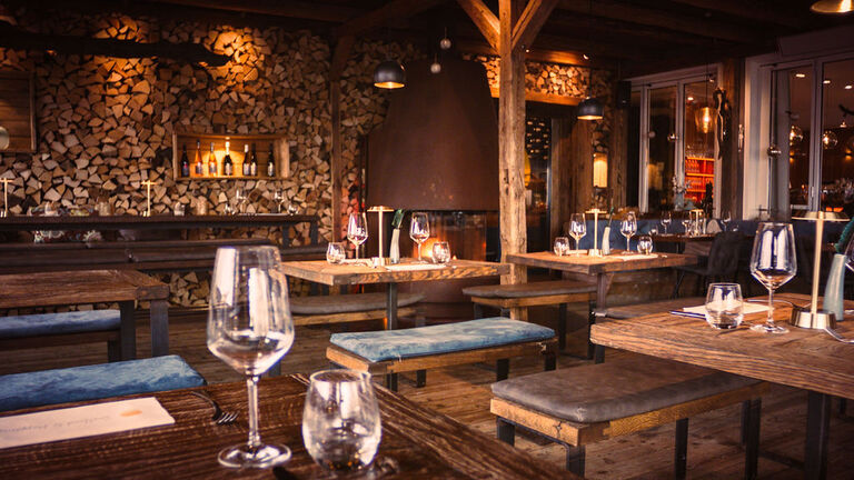 Winterlounge Innenbereich mit Holztischen