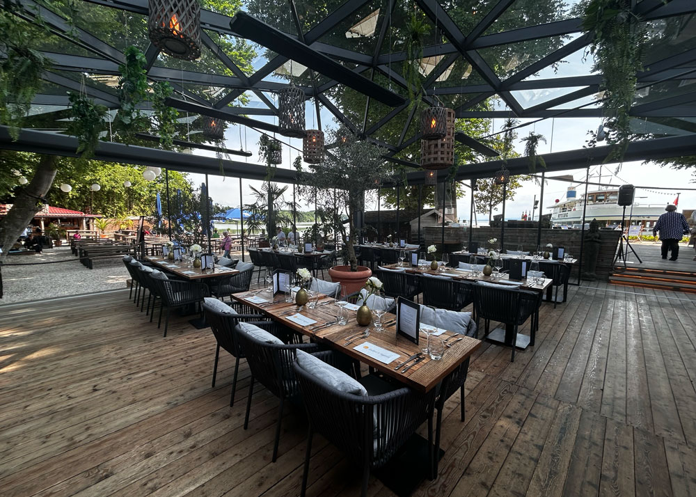 Die Sommer Lounge bei Tageslicht