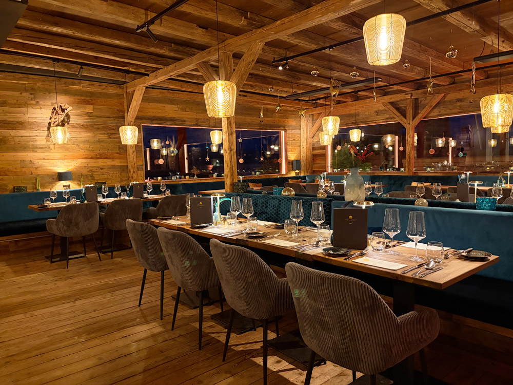 urig-stylische WINTERLOUNGE mit 150 Jahre alten Holzbalken