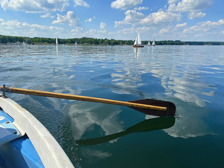 EnTSCHLEUNIGTE STUNDEN AUF DEM WASSER – RUDERBOOT MIETEN AM AMMERSEE